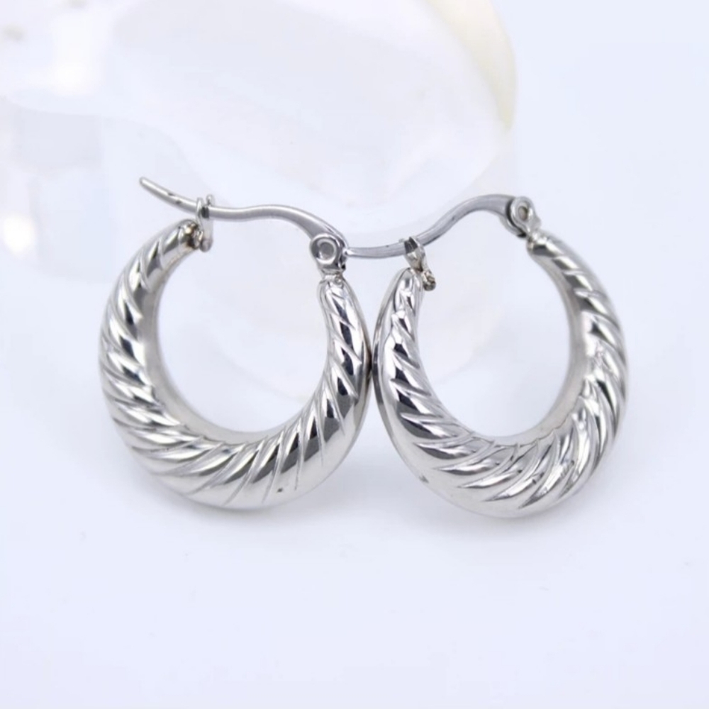 Sterling Silver Elegant simple hoop earrings - Picture 2 of 4